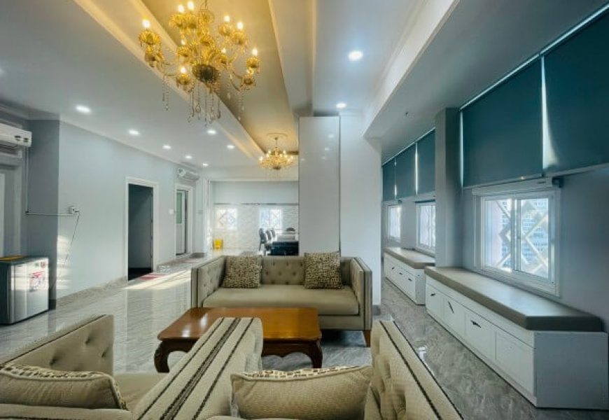 Bán Hoặc Cho thuê Penthouse  -Căn góc tuyệt đẹp rộng 200m2 Chung Cư H.1 phường 9 đường Hoàng Diệu, Quận 4, TPHCM. Nhà 92m2. sân vườn: 108m2. view trung tâm Sài Gòn .  Có 4 phòng ngủ , co sân vườn, nhà bếp , phòng khách rộng rãi, đây đủ tiền nghi,full nội 