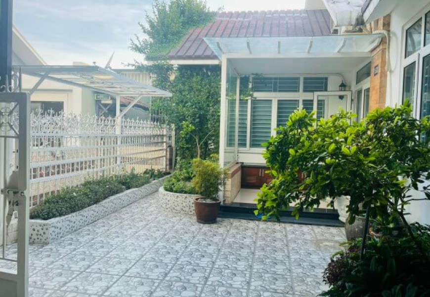 Bán Hoặc Cho thuê Penthouse  -Căn góc tuyệt đẹp rộng 200m2 Chung Cư H.1 phường 9 đường Hoàng Diệu, Quận 4, TPHCM. Nhà 92m2. sân vườn: 108m2. view trung tâm Sài Gòn .  Có 4 phòng ngủ , co sân vườn, nhà bếp , phòng khách rộng rãi, đây đủ tiền nghi,full nội 