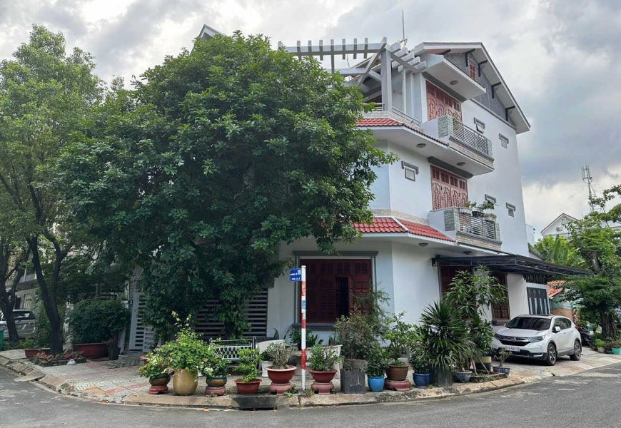 Bán Biệt thự căn góc 2 mặt tiền kdc Sadeco ven sông, Đối diện trường đại học RMIT P. Tân Phong, Quận7