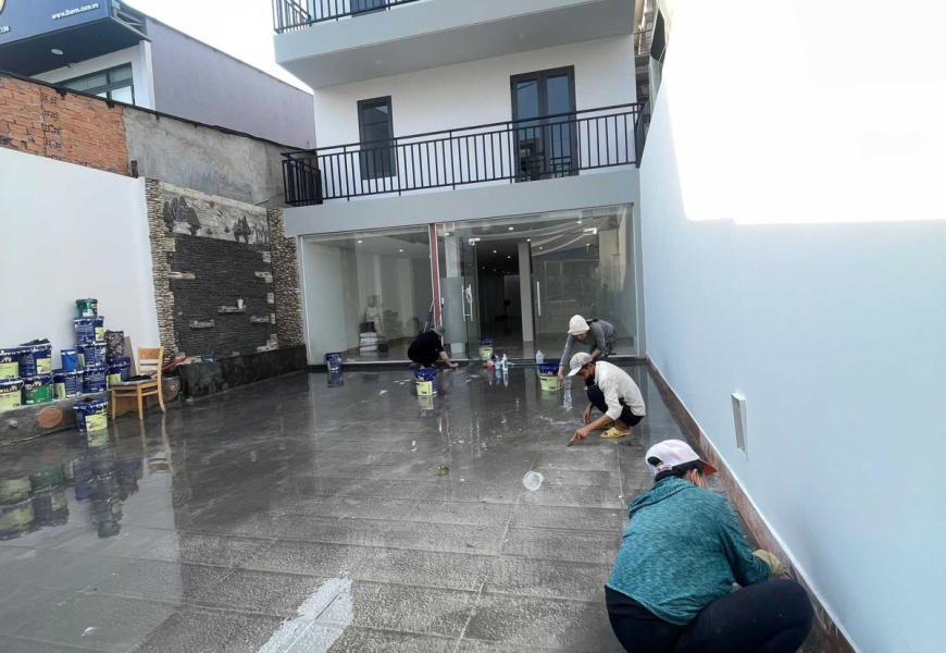 Mặt tiền 152 Nguyễn Thị Thập. Ngang 8met dài 31met, có sân đỗ xe hơi.