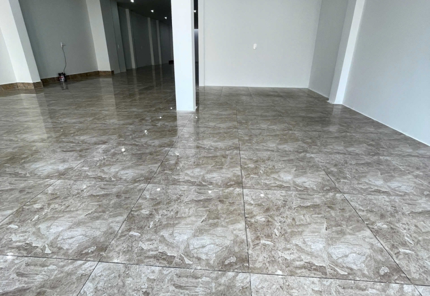 Mặt tiền 152 Nguyễn Thị Thập. Ngang 8met dài 31met, có sân đỗ xe hơi.