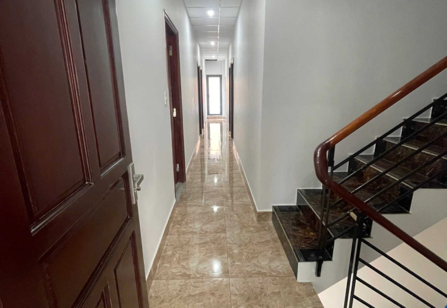 Mặt tiền 152 Nguyễn Thị Thập. Ngang 8met dài 31met, có sân đỗ xe hơi.