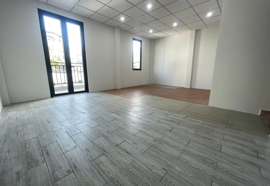Mặt tiền 152 Nguyễn Thị Thập. Ngang 8met dài 31met, có sân đỗ xe hơi.