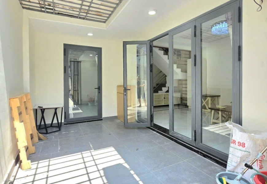 Quá rẻ! Diện tích đất: 75m  - Nhà xây dựng 1 trệt 1 lầu hoàn công đầy đủ, nhà cách mặt đường HTP chỉ 100m