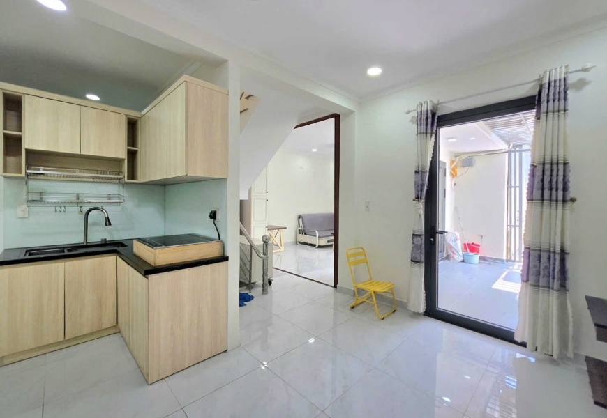 Quá rẻ! Diện tích đất: 75m  - Nhà xây dựng 1 trệt 1 lầu hoàn công đầy đủ, nhà cách mặt đường HTP chỉ 100m