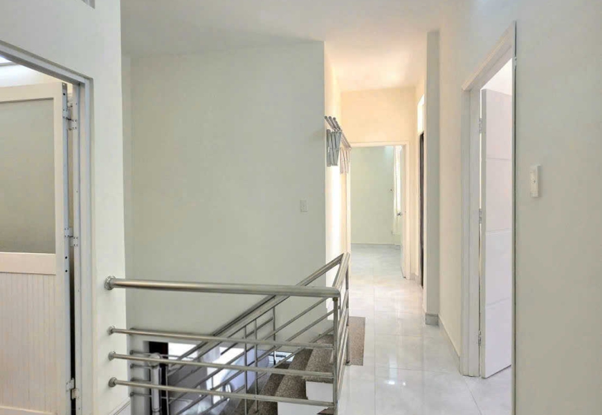 Quá rẻ! Diện tích đất: 75m  - Nhà xây dựng 1 trệt 1 lầu hoàn công đầy đủ, nhà cách mặt đường HTP chỉ 100m