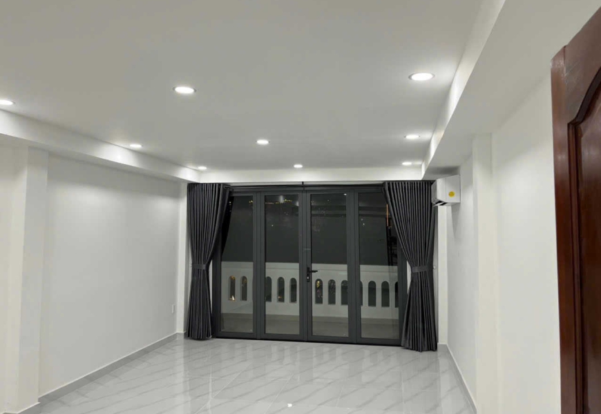 CHO THUÊ NHÀ MẶT TIỀN LÂM VĂN BỀN Q.7