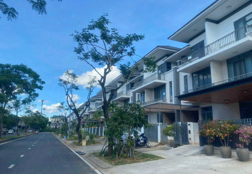 HOT HOT shophouse Lavila Bán 14ty600 Bán shophouse Lavila Kiến Á nguyễn hữu thọ đối diện Nine South và nằm song song với đại dự án GS Zeit đình đám cũa Hàn Quốc … 
