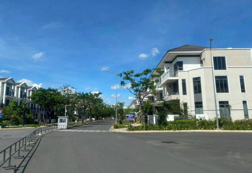 HOT HOT shophouse Lavila Bán 14ty600 Bán shophouse Lavila Kiến Á nguyễn hữu thọ đối diện Nine South và nằm song song với đại dự án GS Zeit đình đám cũa Hàn Quốc … 