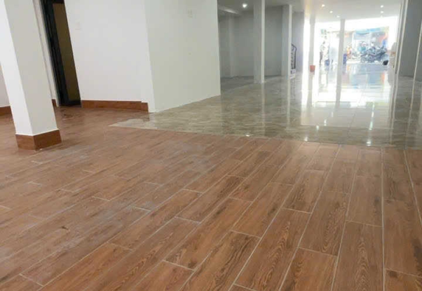Mặt tiền 152 Nguyễn Thị Thập. Ngang 8met dài 31met, có sân đỗ xe hơi.