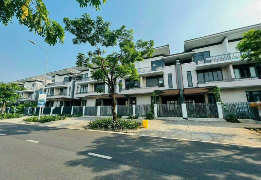 HOT HOT shophouse Lavila Bán 14ty600 Bán shophouse Lavila Kiến Á nguyễn hữu thọ đối diện Nine South và nằm song song với đại dự án GS Zeit đình đám cũa Hàn Quốc … 