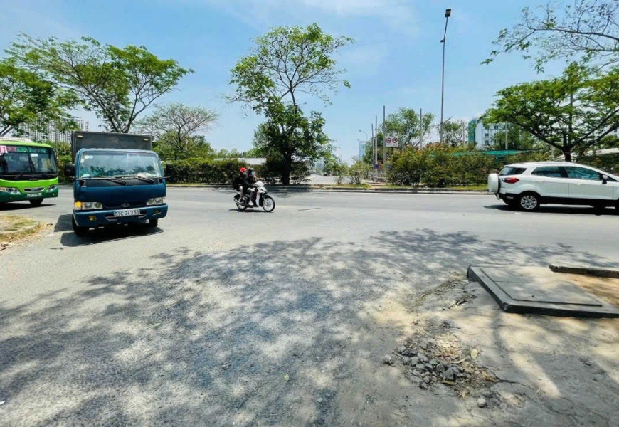 Cho thuê đất mt hẻm lớn 10m,lô nhì MT hẻm 300 Nguyễn Văn Linh Q7. sau lưng showroom Oto, thông Nguyễn Thị Thập.cách mt đường 30