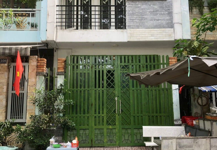 Giảm gấp 2,5tỷ..Rẻ như giá đất..Giá bán nhanh 13,5 tỷ Bán nhà mặt tiền đường 20m,kdc sadeco ven sông,p tân phong Q7