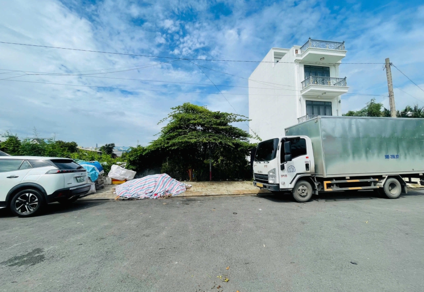 Giảm 3 tỷ cần bán nhanh..giá còn 73tỷ  Bán lô đất 3 mặt tiền 600m thổ và 400m ngoài (tổng 1000m2)  đường số lâm văn bền,Q7