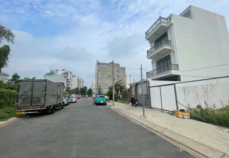 Giảm 3 tỷ cần bán nhanh..giá còn 73tỷ  Bán lô đất 3 mặt tiền 600m thổ và 400m ngoài (tổng 1000m2)  đường số lâm văn bền,Q7